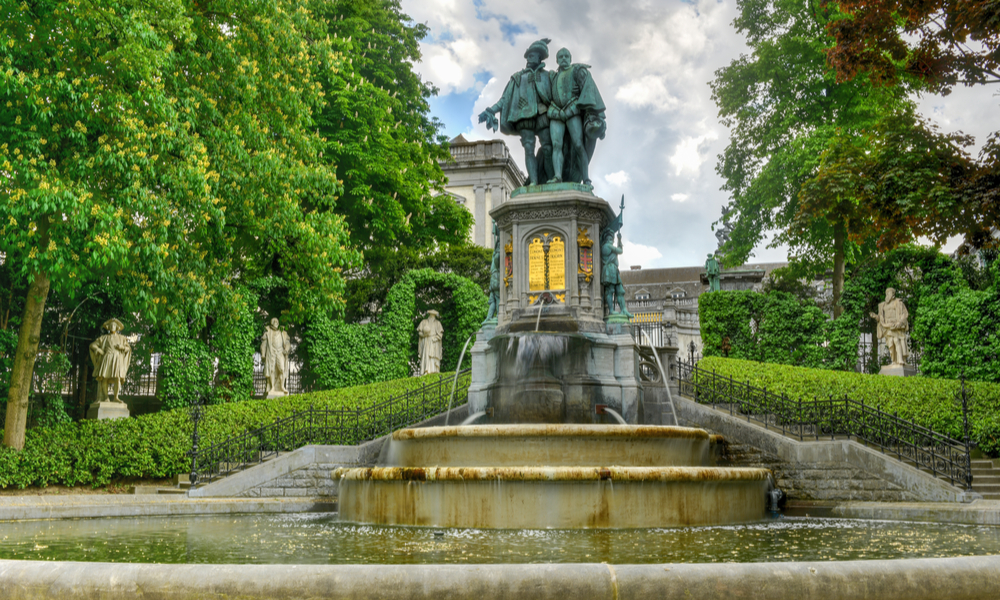 Belçika: Brüksel’de Parkta Kalan Sığınmacılara Karşı İlginç Önlem