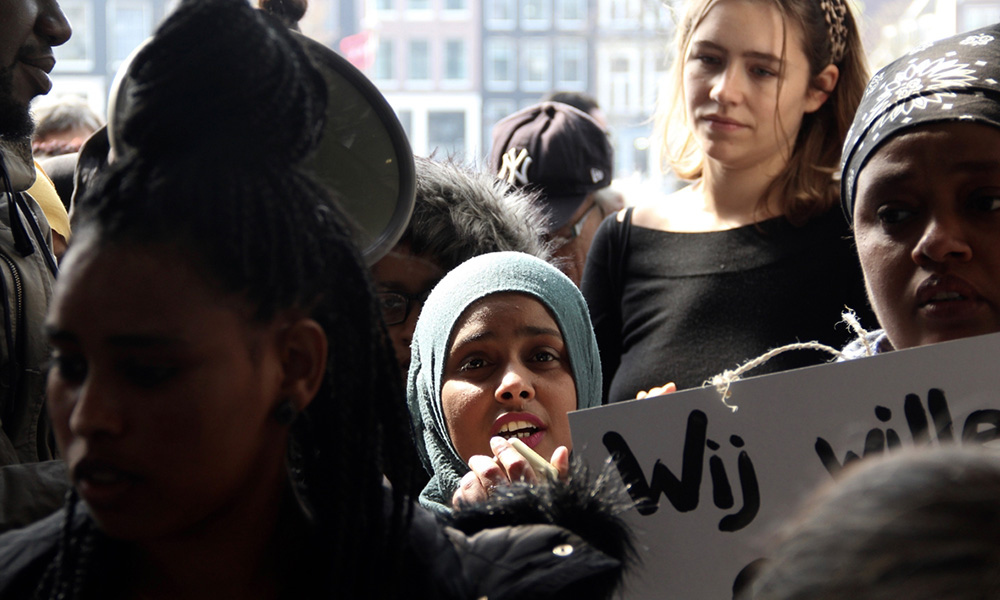 Hollanda'da sığınmacılar kötü barınma koşullarını protesto etti