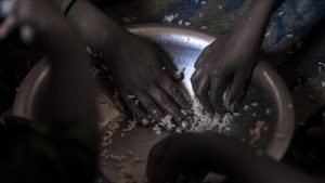 Yemenli Babaların Tek Hayali Çocuklarına Yiyecek Götürebilmek