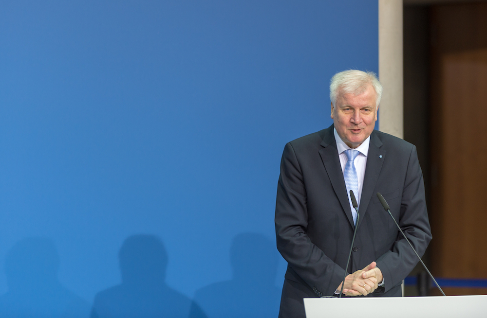 Seehofer: “İltica Talebi Reddedilenler Gözaltına Alınsın”