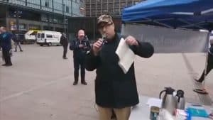 Çirkin Provokasyon: Aşırı Sağcı Lider Kur’an-ı Kerim’i Yırtıp Yere Attı