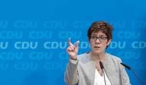 Almanya’da Siyasi Deprem: Kemmerich’den Sonra CDU Genel Başkanı da İstifa Etti