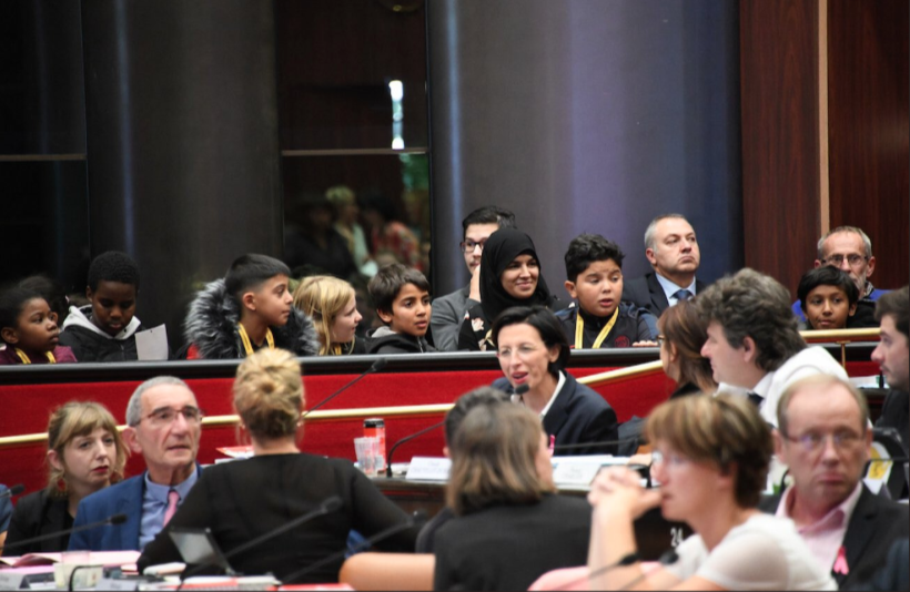 Fransa’da Aşırı Sağ, Meclisi Ziyaret Eden Başörtülü Anneye Tahammül Edemedi