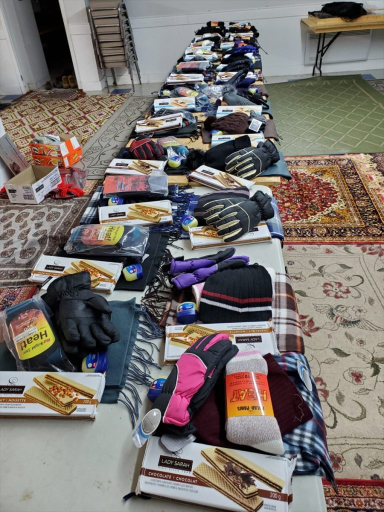 Hasene Derneği, Kanada'da fakirlere kışlık yardım dağıttı.