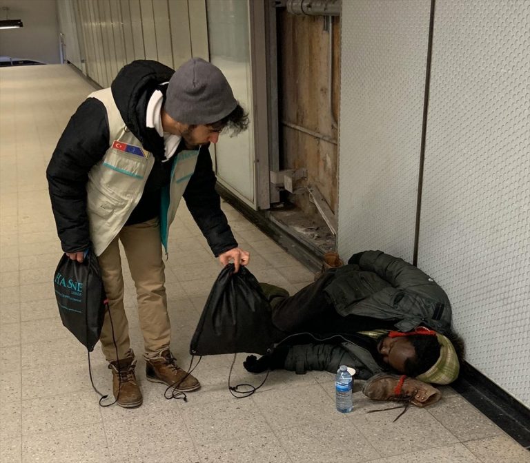 Hasene Derneği, Kanada'da fakirlere kışlık yardım dağıttı.