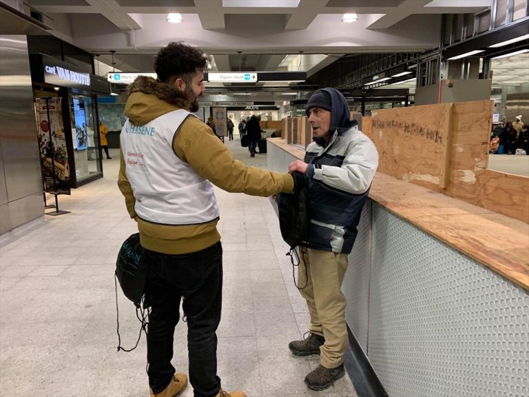 Hasene Derneği, Kanada'da fakirlere kışlık yardım dağıttı.