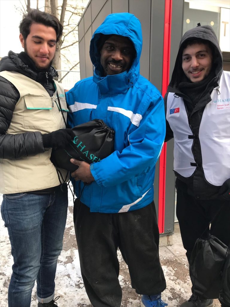 Hasene Derneği, Kanada'da fakirlere kışlık yardım dağıttı.