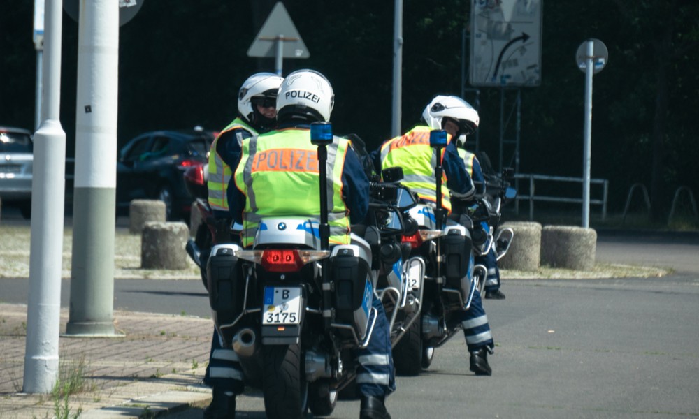 Almanyada Şiddet Uygulayan 3 Polis Görevden Uzaklaştırıldı