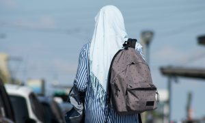 18 Yaş Altı Kızlara Başörtü Takmayı Yasaklama Girişimi Mecliste Reddedildi