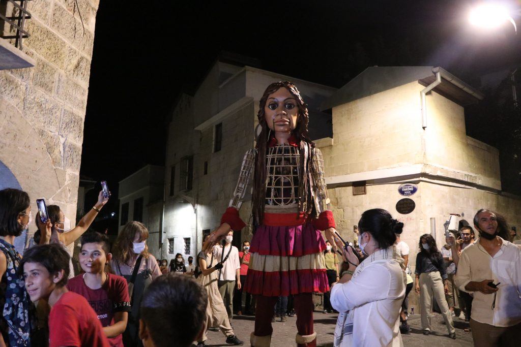 Mülteci Çocukların Simgesi Olan Kuklanın Durağı İzmir Oldu