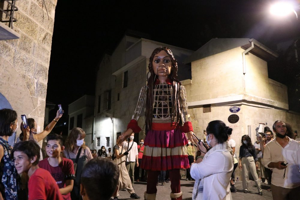 Mülteci Çocukların Simgesi Kukla "Küçük Amal"a  Yunanistan'da Engel