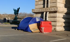 Fransa’da Göçmenler Barınma Vaadiyle Gözaltına Alındı