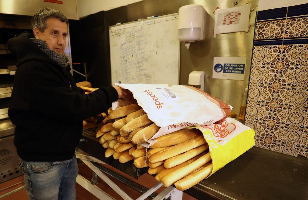 Müslüman İş İnsanı Otelini Evsizlere Açtı