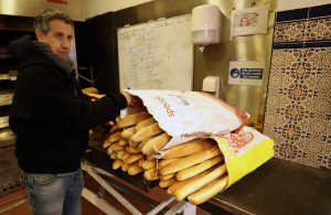 Müslüman İş İnsanı Otelini Evsizlere Açtı