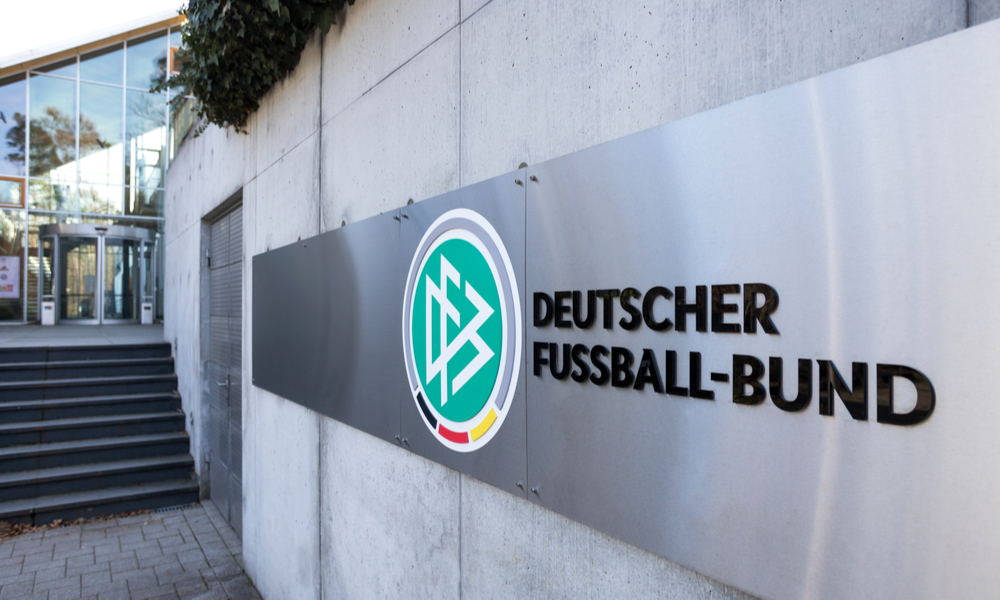 Almanya’da Irkçı Tezahüratlar Sebebiyle Futbol Karşılaşması Tatil Edildi