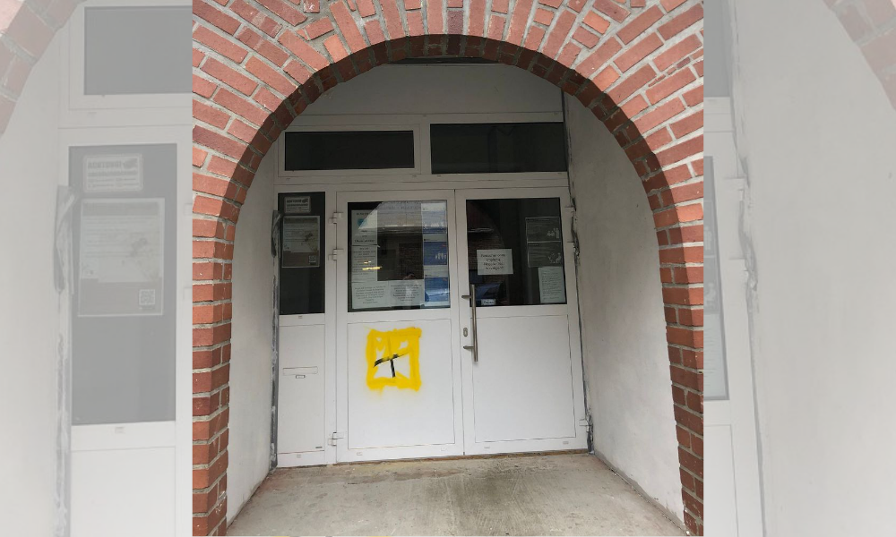 Almanya'nın Dortmund Kentinde Cami Kapısına Gamalı Haç Çizildi