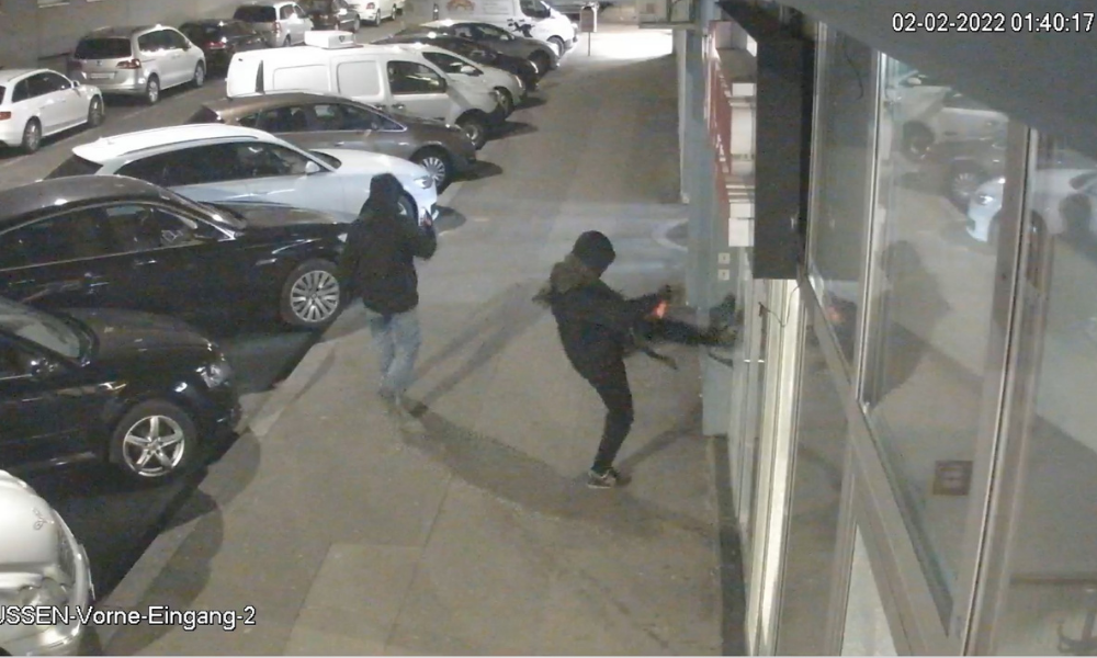 Avusturya'da Kimliği Belirsiz Kişiler Camiye Saldırdı