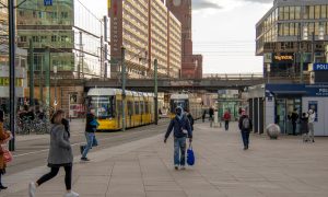 Berlin’de 17 Yaşındaki Genç Kıza Irkçı Saldırı