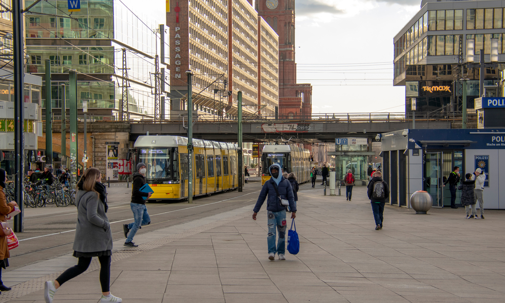 Berlin’de 17 Yaşındaki Genç Kıza Irkçı Saldırı