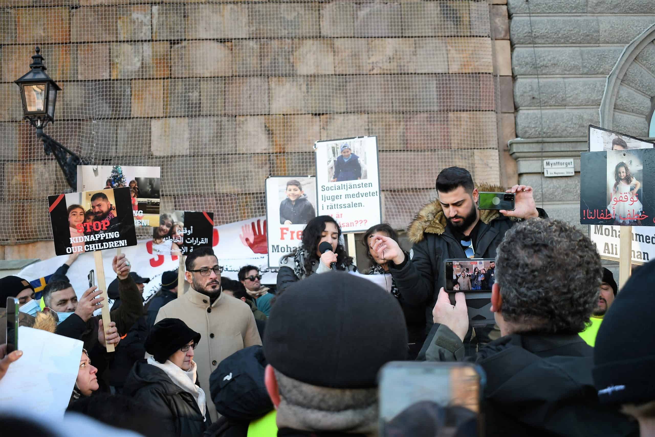İsveç'te çocukları ellerinden alınan Müslüman ailelerden protesto