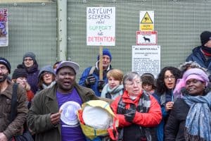 Yüzlerce Düzensiz Göçmen, Göçmen Merkezlerinde Yasa Dışı Alıkonuldu