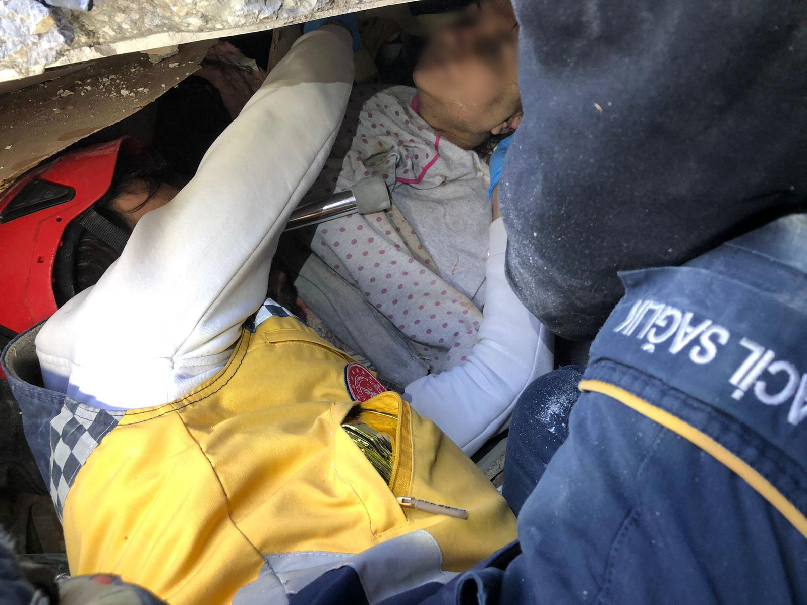 Deprem Felaketi Sonrasındaki Kahramanlar: Doktorlar ve Sağlık Personeli