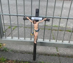 Bremen Fatih Camii Önüne İsa Heykeli Bırakıldı