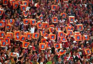 Aldi Çantasındaki Futbol Topu