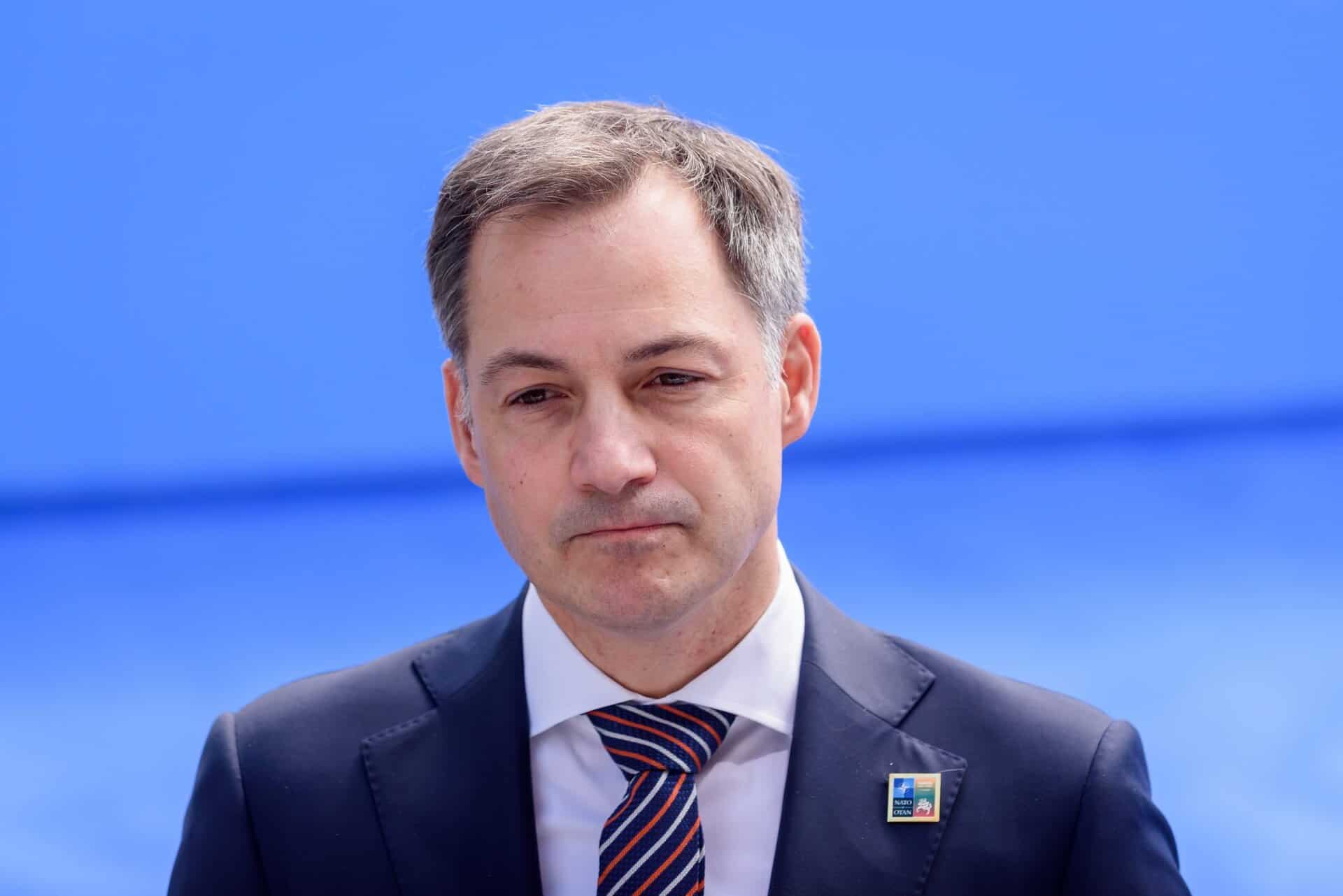 Belçika halkı, Flaman Bölgesi’ni ayırmayı öneren partileri beklenenden daha az oylarla ilk sıralara taşıdı. Seçim öncesinde aşırı sağcı Vlaams Belang’ın federal parlamentodaki en büyük parti olacağını gösteren tahminlerin aksine Yeni Flaman İttifakı (N-VA) birinci sırayı aldı. Şimdi ülke yeni bir hükûmet kurma sürecinde. Peki, Belçika tarihinde çoğunlukla sancılı geçen bu süreç, bu defa nasıl seyredecek?