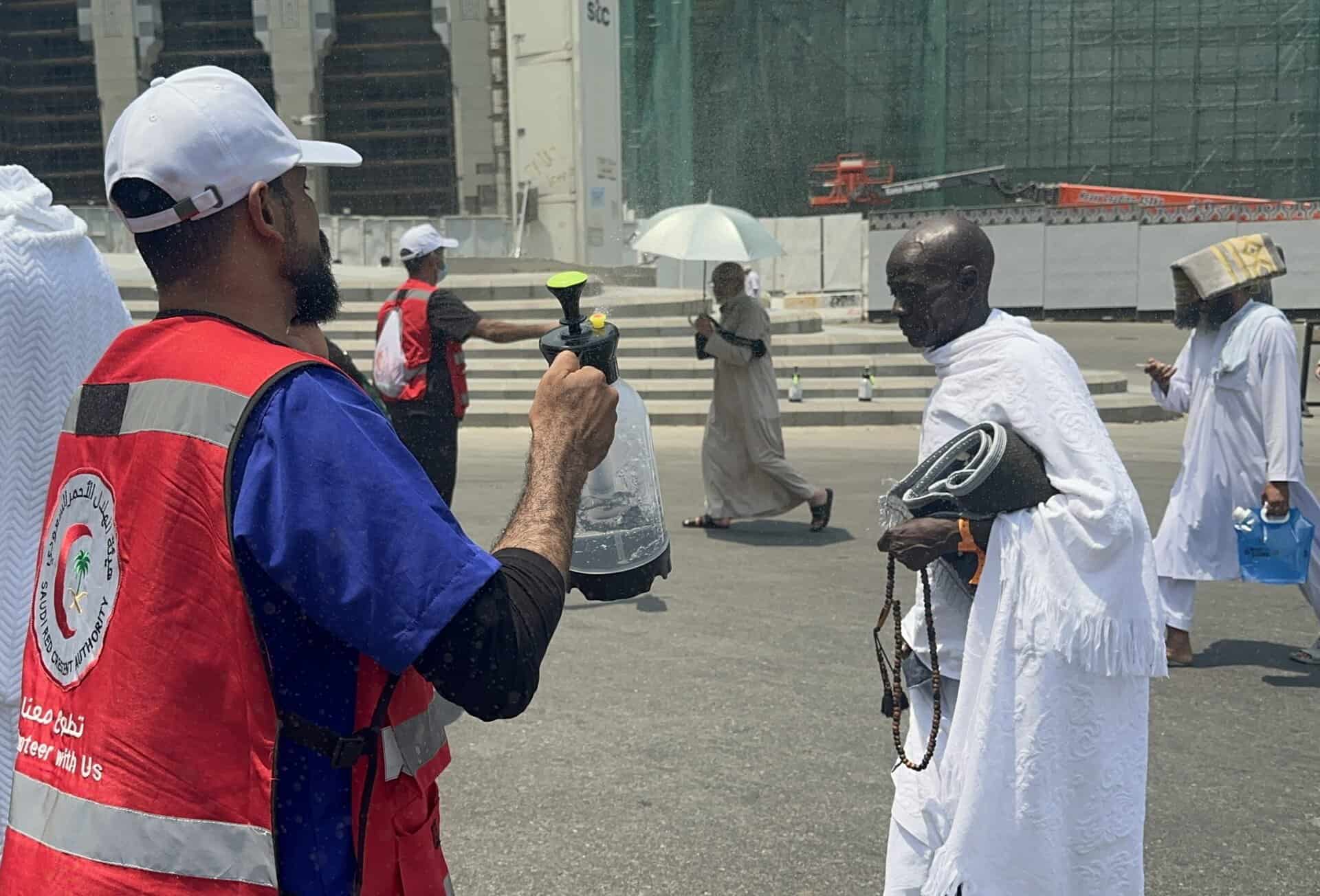 Hac ibadetinin gerçekleştiği günlerde şu ana kadar 550'den fazla kişinin hayatını kaybettiği haberlere yansıdı. Aşırı sıcaklar ve "vizesiz" olarak Mekke ve Medine'ye gelen insan sayısındaki artış nedeniyle bu sene durumun kötüleştiği ifade ediliyor. Yaşananları ve son durumu bölgedeki organizatörlere sorduk.