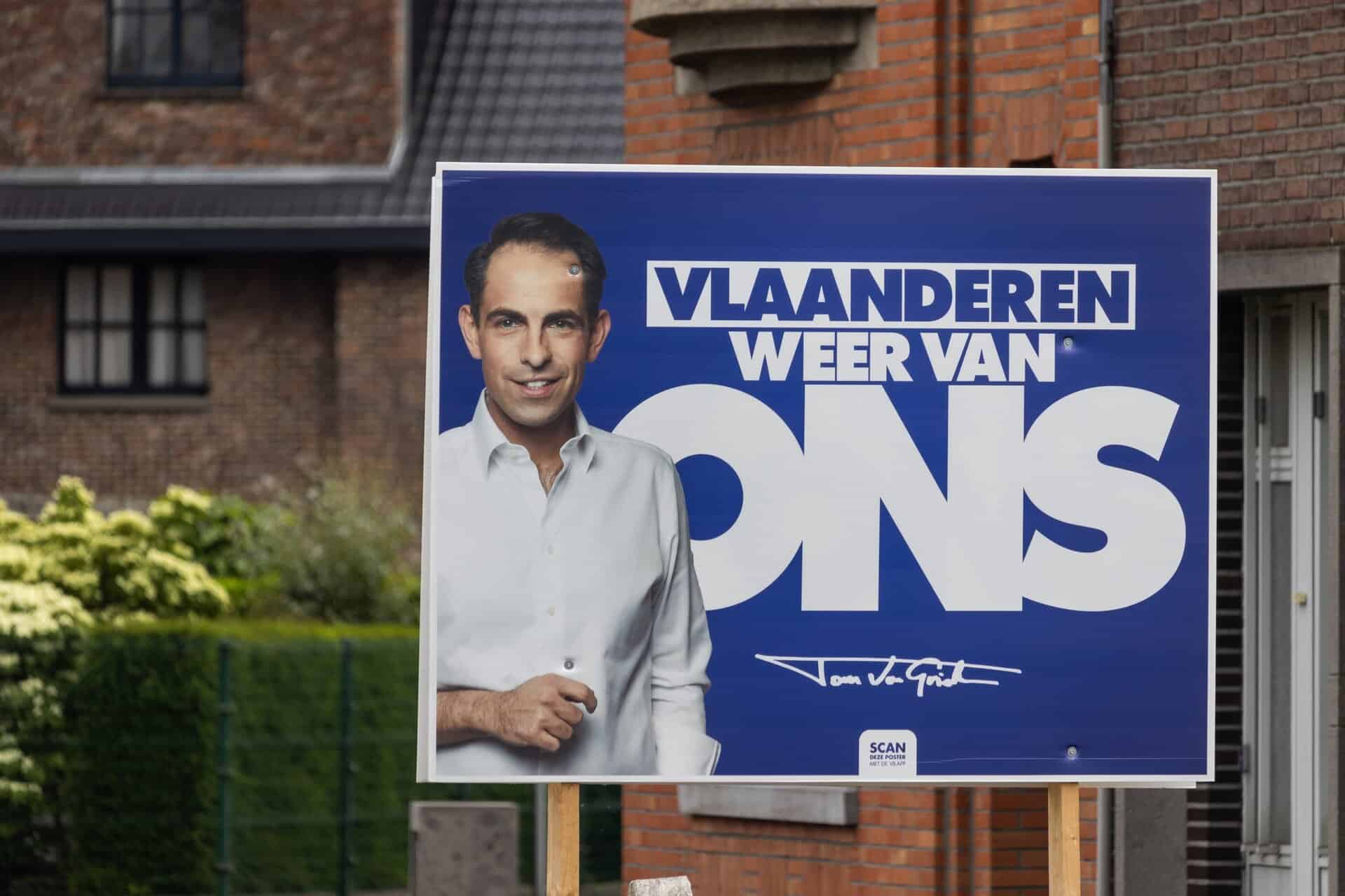 Belçikalılar 9 Haziran'da hem federal düzeyde hem de bölgelerdeki meclisleri belirleyecek sçeimlerin yanı sıra Avrupa Parlamentosu seçimleri için de sandığa gidecek. Kamuoyu yoklamalarına göre Flaman Bölgesi’nde popülist milliyetçilik, Valon Bölgesi’nde ise -daha az ölçüde- sol partiler yükselişte. Ülke genelinde ise Belçika’nın bir kez daha yönetilemez hâle gelebileceği ve bölüneceği bile tahmin ediliyor.