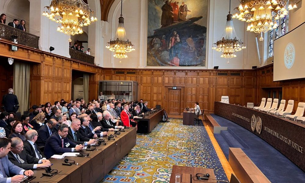 Uluslararası Adalet Divanı, İsrail'in işgal ettiği Filistin topraklarındaki varlığının hukuksuz olduğunu teyit etti ve fiili durumun bir apartheid sistemi anlamına geldiğini ortaya koydu.