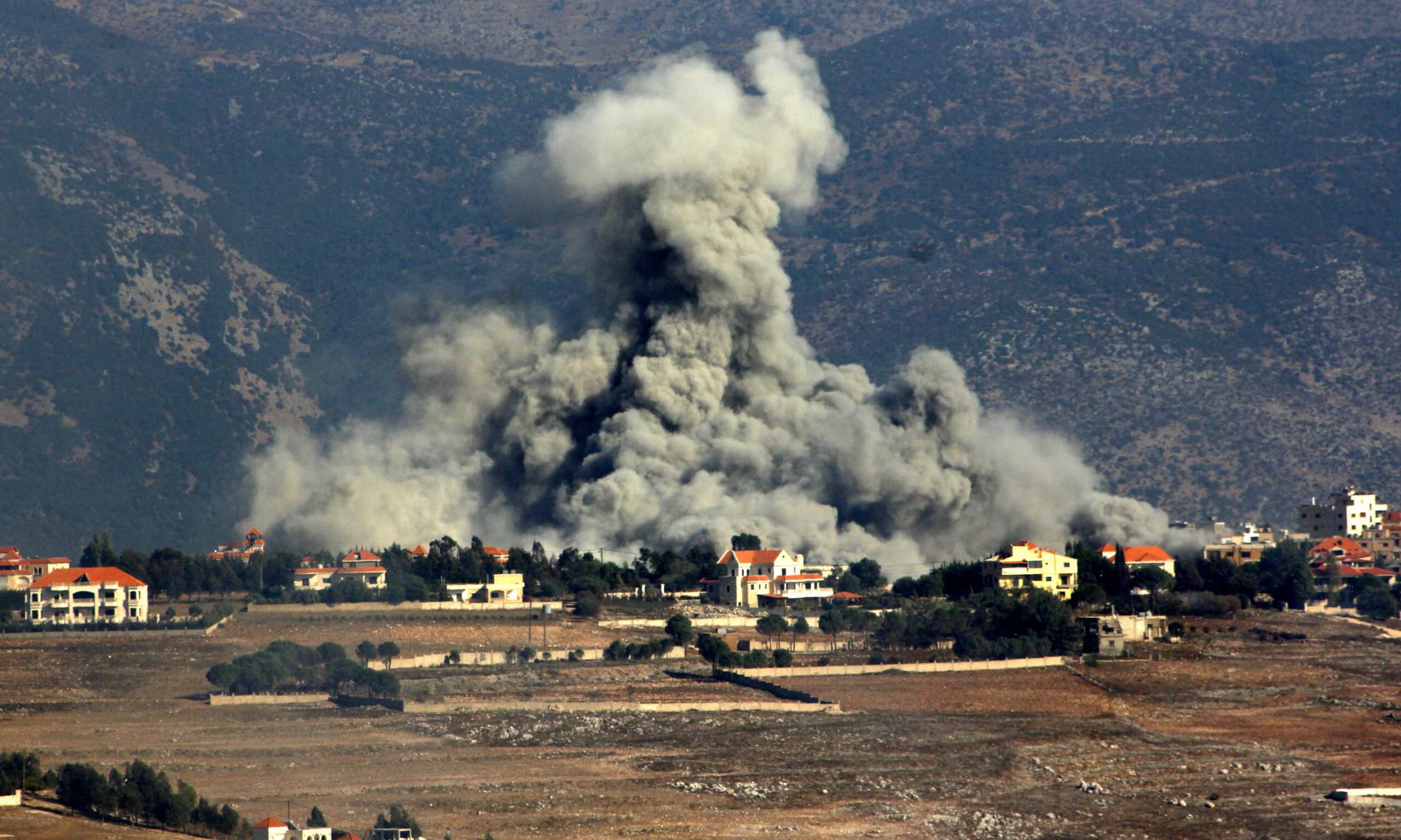 İsrail ordusunun Lübnan'ın güneyindeki Nabatiye iline bağlı Hıyam beldesine düzenlediği saldırılar sonucu bölgeden dumanlar yükseldi. | Fotoğraf: Anadolu Images | Değişiklikler: Perspektif