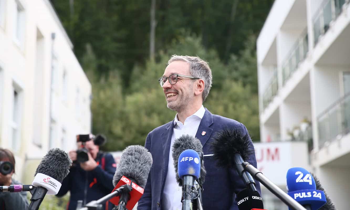 Fotoğraf: Aşırı sağcı Avusturya Özgürlük Partisi (FPÖ) Genel Başkanı Herbert Kickl, seçimden zaferle çıktı. | Fotoğraf: Anadolu Images | Değişiklikler: Perspektif