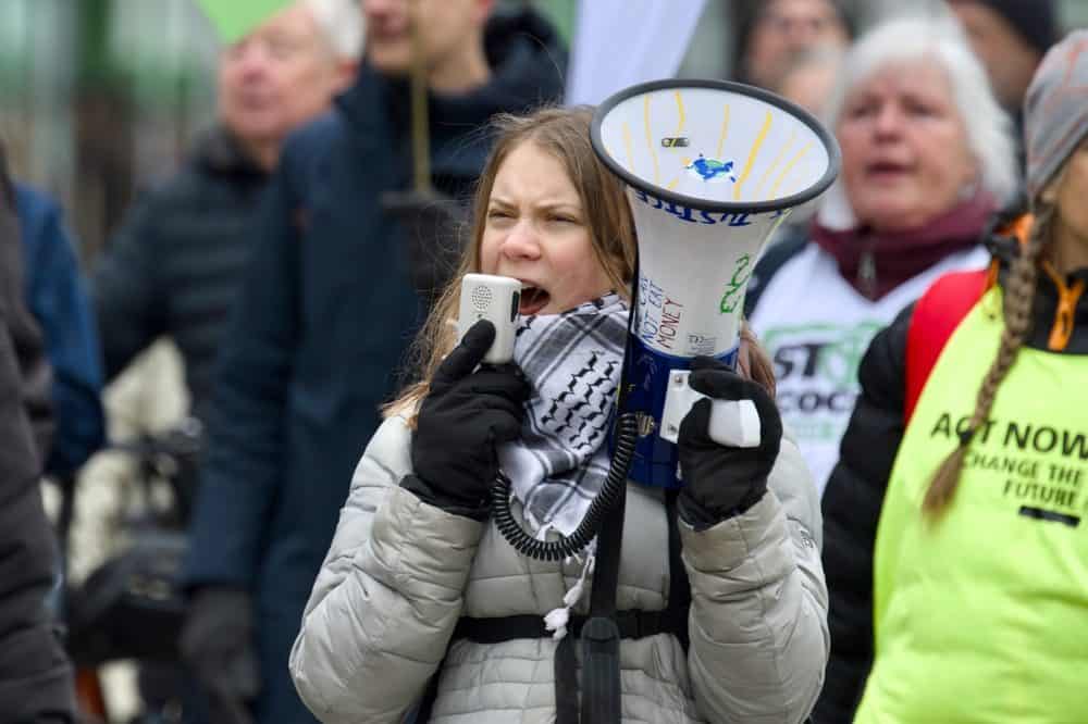 Greta Thunberg’in 7 Ekim 2023’ten itibaren Filistinliler lehine aldığı tavır, çevre aktivizminin ötesine geçerek büyük tartışmalara yol açtı ve antisemitizm suçlamalarına maruz kaldı. Son olarak, Dortmund'ta polis engeliyle karşılaşan Thunbeg'in ülkeye girişinin yasaklanması isteniyor.