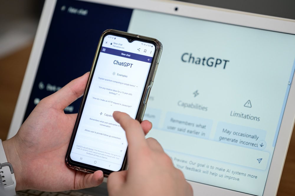 Yapay zeka tabanlı büyük dil modelleri, çoklu dil desteği ve bilgiye erişim kolaylığıyla vaadediyor olsa da teyit, bağlam ve yazı dilinde ciddi sorunlar yaratıyor. Modellerin veriye dayalı yapıları, diller arası kalite farkına ve önyargılı cevaplara yol açarken, İngilizce gibi çok sayıda kaynağın olmadığı dillerde hatalı ve yanlış yanıtlar da üretebiliyor.