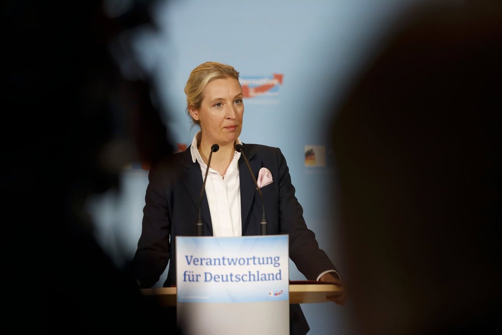 Elon Musk'la yaptığı görüşmeyle gündeme yerleşen AfD’nin başbakan adayı Alice Weidel, göç karşıtı politikaları bizzat savunurken İsviçre'de yaşıyor ve partisinin savunduğu geleneksel aile yapısından farklılaşan bir özel hayata sahip. Çin'den döndükten sonra aşırı sağcı AfD'de siyasete atılan Weidel'in siyasi kariyeri nasıl şekillendi?