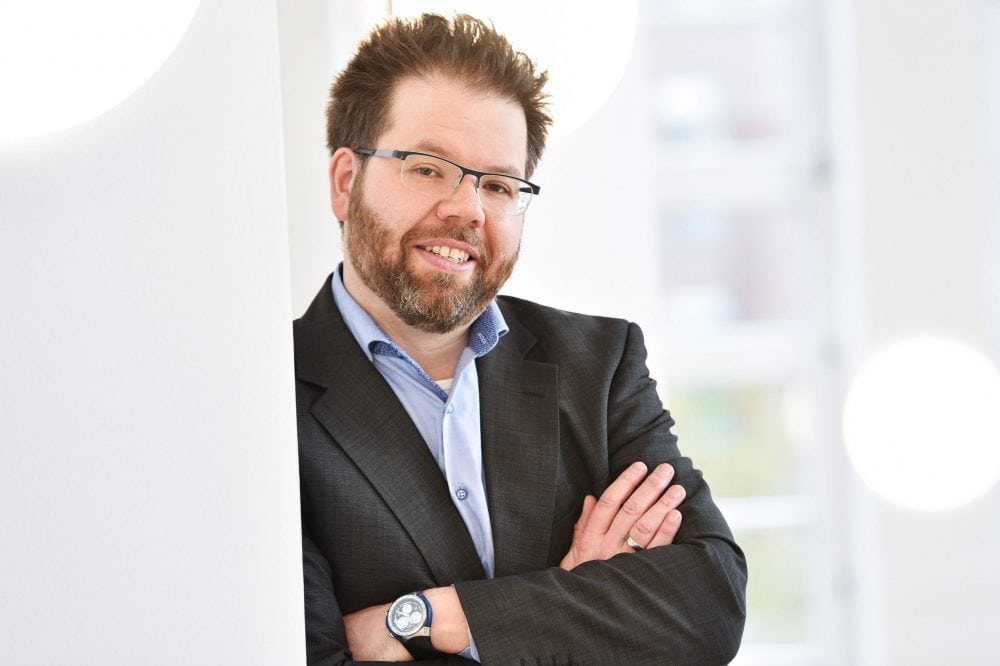 Belirsizlik, göç ve çeşitlilik genel seçimler öncesindeki iklimi belirliyor. Almanya'daki göçmen kökenlilerin siyasi katılımı hakkında araştırmalar yapan Prof. Dr. Achim Goerres ile Türkiye kökenli ve Müslüman seçmenlerin katılımı, oy verme davranışları ve partilerin kampanyaları hakkında konuştuk.