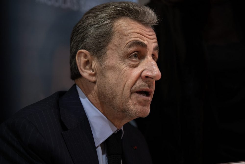 Eski Fransa Cumhurbaşkanı Nicolas Sarkozy’nin Libya finansmanı davasında mahkûm edilip cezaevine girmesi, sadece onun siyasi mirasının çöküşü değil; Fransa’nın kurumlarına ve demokrasiye duyulan güvenin ne kadar kırılgan hâle geldiğinin de çarpıcı bir göstergesi.