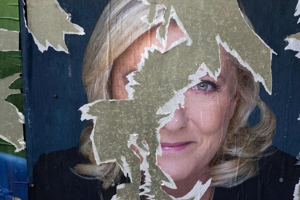 Jean-Marie Le Pen’in mirasını devralan kızı Marine Le Pen, partiyi "normalleştirme" iddiasıyla partisini ilk sıralara taşıdı. Şimdi ise yolsuzluk suçlamaları, hapis cezası ve seçilme yasağıyla karşı karşıya. Fransız aşırı sağının lideri için bu bir son mu, yoksa siyasetteki yolculuğa hâlâ devam ediyor mu?