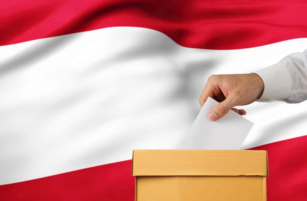 Geçtiğimiz pazar günü Viyana'da son yılların en hareketli seçim dönemi olarak hafızalara kazınacak süreç tamamlandı. Olağan takvimin öne çekilmesiyle yapılan seçimlerde sosyal demokratlar birinciliklerini korusa da aşırı sağ parti FPÖ'nün oylarını neredeyse üçe katladı. Koalisyon denklemleri belirsizliğe sürüklenmiş durumda.