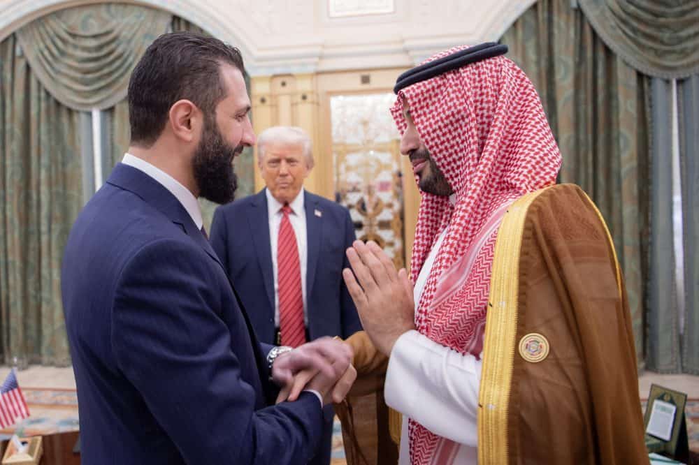 Körfez sermayesiyle yakınlaşan Trump yönetimi, İsrail’i dışarıda bıraktı; Suriye'ye yönelik yaptırımları kaldırdı. Filistin'e dair beklentileri de arttıran bu ziyaretin, diplomatik olduğu kadar sembolik kırılmaların da habercisi olduğu düşünülüyor.