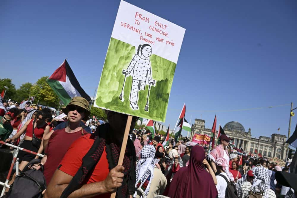 Almanya’da Filistin’le dayanışma gösterileri kitleselleşirken, İsrail’e koşulsuz destek siyaseti kamuoyunda daha fazla tartışma yaratıyor. Yeni bir kamuoyu araştırmasının verileri ve KRM'nin Merz hükûmetine hitaben yazdığı açık mektup, dış politika değişikliğe gidilmesi yönünde artan beklentilere işaret ediyor.