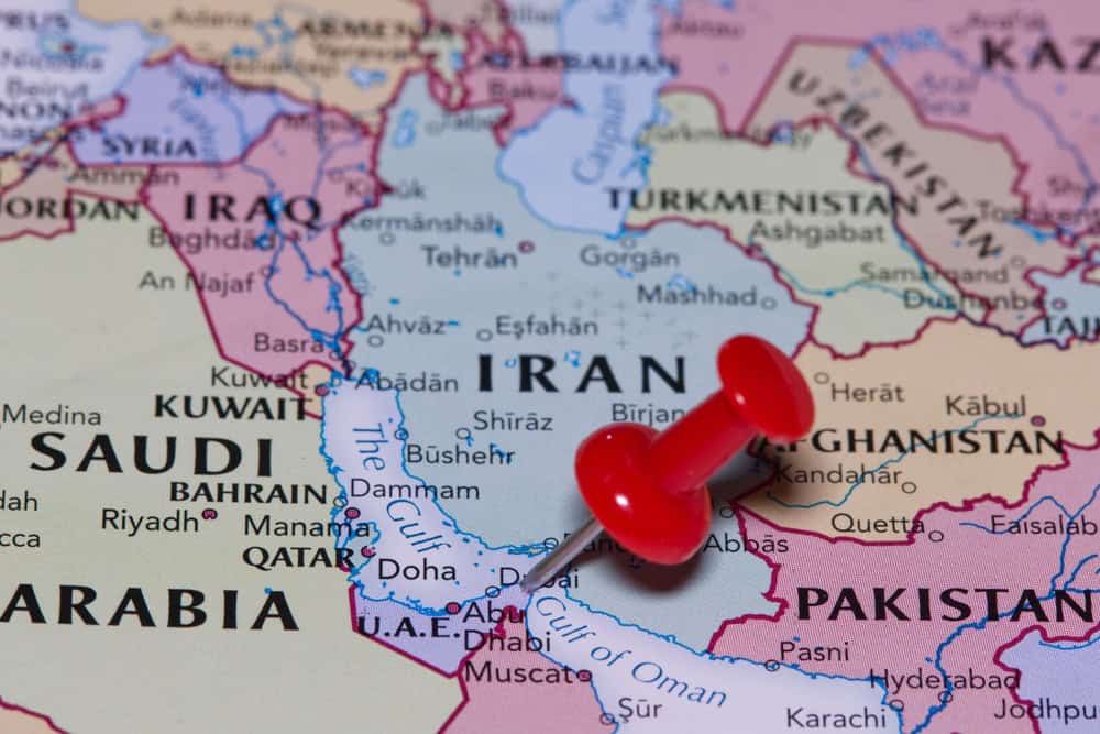 Diplomasi masası kurulmadan kalktı mı? Trump’ın duyurduğu ateşkesin üzerinden saatler geçmişken, füze saldırılarının sürdüğü iddia edildi. Enerji dünyasının kalbi sayılan Hürmüz Boğazı’nda ise büyük bir belirsizlik hâkim.