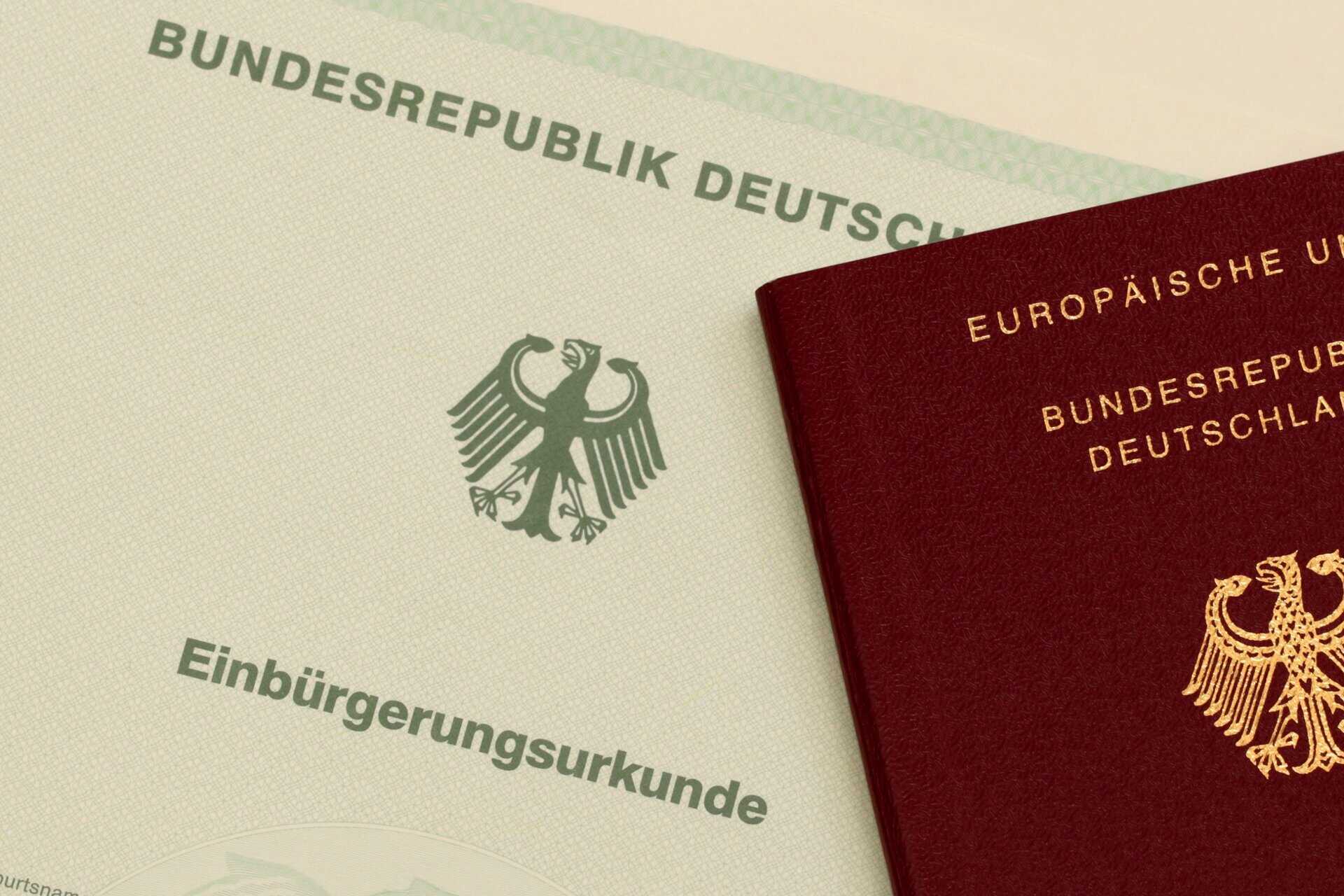 2024 yılında yaklaşık 292 bin kişi Alman vatandaşlığına geçti. Önümüzdeki yıllarda bu sayının daha da artması bekleniyor. Ancak vatandaşlık başvurularında yaşanan yoğunluk nedeniyle, birçok kişi kararın çıkması için uzun süre beklemek zorunda kalıyor.