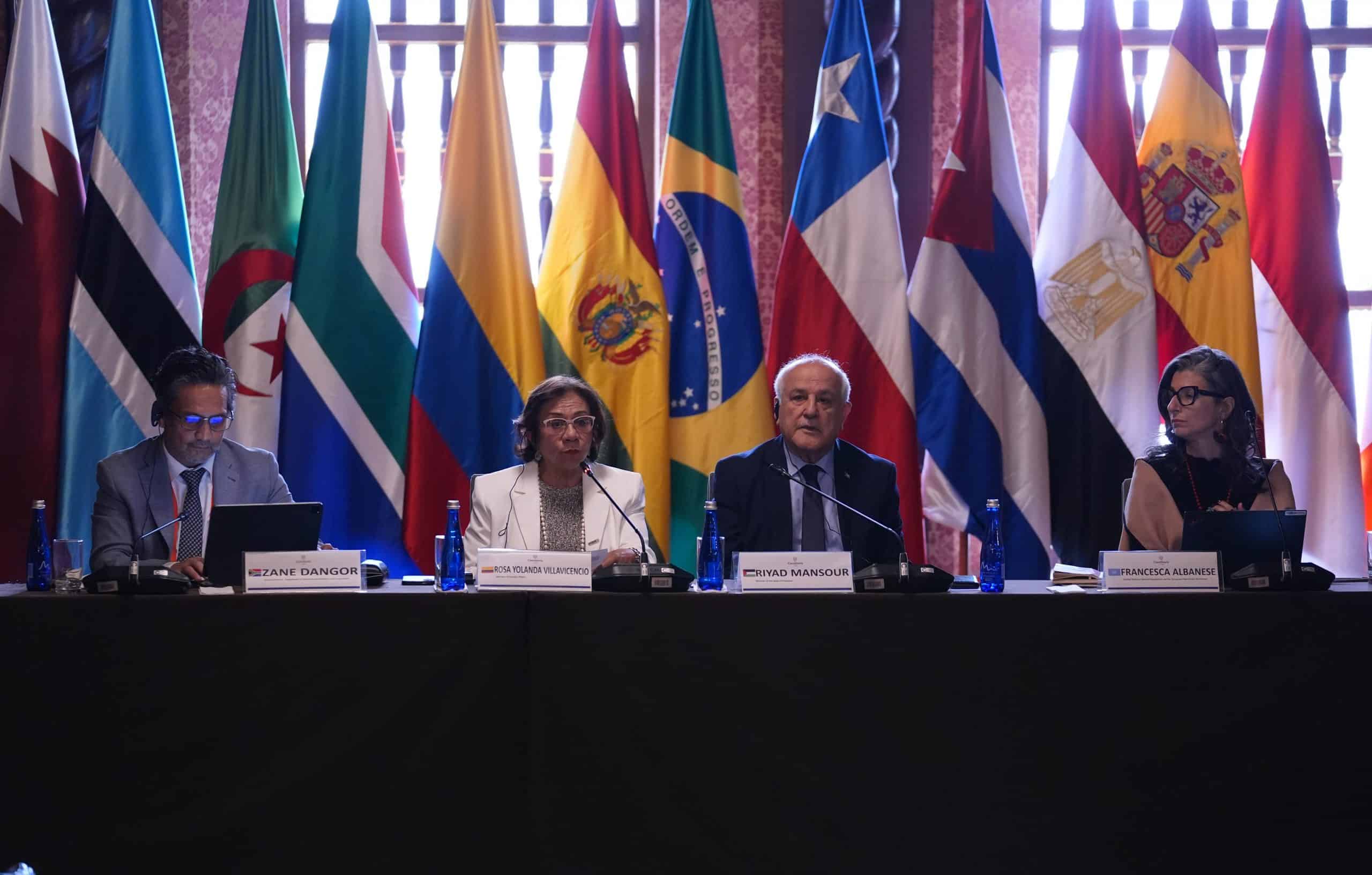 Lahey Grubu'ndaki 30 ülkenin katıldığı Bogotá'daki zirve, 12 ülkenin imzaladığı yaptırım paketiyle sonuçlandı. İsrail’in askerî destek kanallarını kesmeyi hedefleyen bu hamle, hangi adımları kapsıyor ve ne derecede etkili olabilir? Grubun kısa vadedeki hedaefi, eylül ayındaki Birleşmiş Milletler toplantısına kadar imza atan ülke sayısını arttırmak.