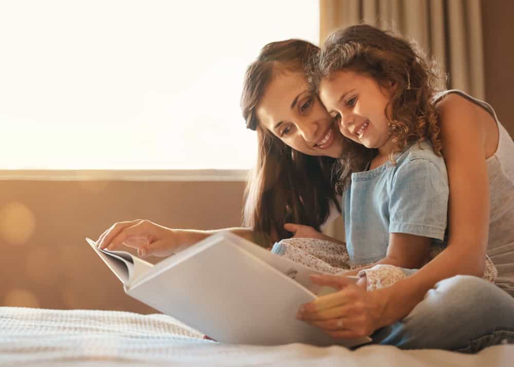 Ana dillerinden farklı bir dili konuşan ülkelerde yaşayan aileler, çoğu zaman dışarıdan gelen baskı ve beklentilerle hangi dili konuşmaları gerektiği konusunda kararsız kalıyor. "Dilimin Ucunda" serisinde Konuşma Terapisti Ali Dönmez, çok dilli çocuk yetiştiren ailelerde ev ortamındaki iletişimde dikkat edilmesi gereken noktaları inceliyor.