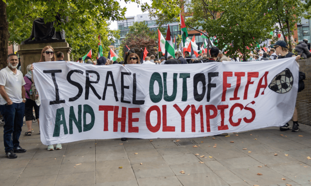 İsrail’in 2026 FIFA Dünya Kupası’ndan men edilip edilmeyeceği konusu, sadece bir turnuva meselesi değil; sporun siyasal, etik ve insani boyutlarının kesiştiği bir sınava dönüştü.