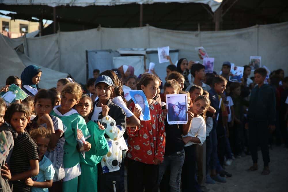 İsrail'in iki yıllık saldırılarının sonucunda Gazze'de eğitim sisteminin yüzde 90’ı çöktü, yüzbinlerce çocuk hâlâ çadırlarda öğrenmeye çalışıyor. “Eğitim soykırımı” olarak tanımlanan bu tabloya rağmen, Gazzeli öğretmenler ve öğrenciler yıkıntılar arasında yeniden okula dönmenin yollarını arıyor.