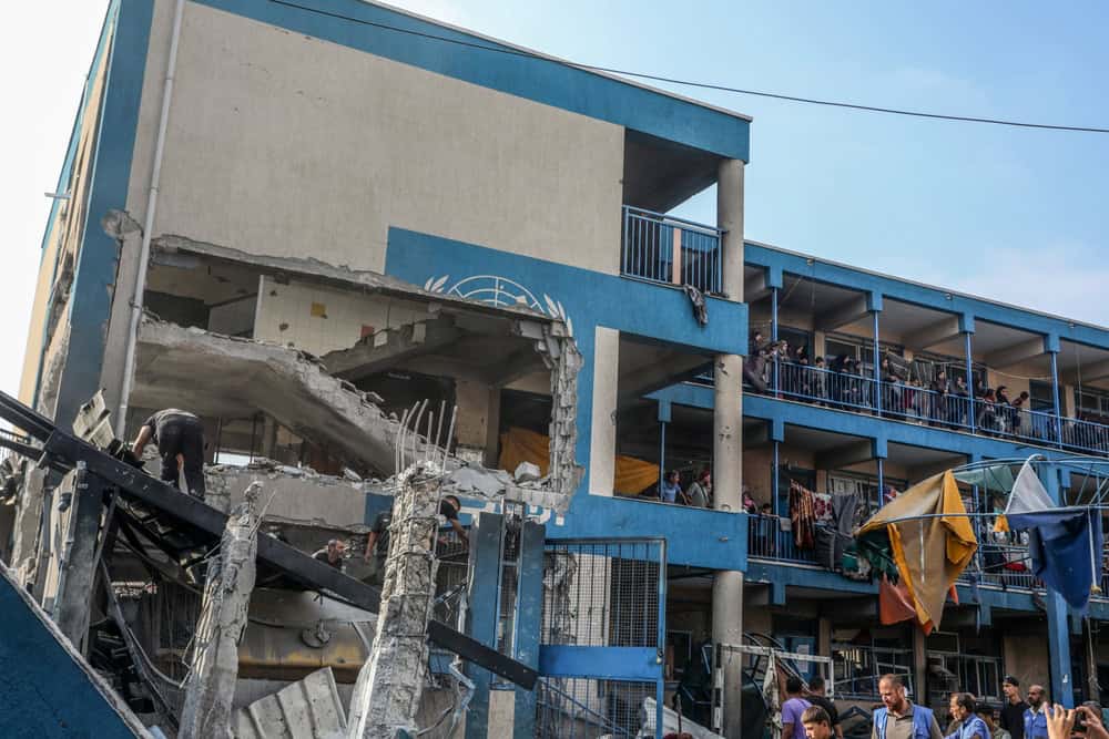 UAD, İsrail’in Gazze’ye yardımı engelleyerek uluslararası hukuku ihlal ettiğini, açlığı savaş aracı olarak kullandığını ve UNRWA yasağının hukuka aykırı olduğunu belirledi. Aynı hafta yayımlanan Albanese raporu ise, bu ihlallerin Batılı devletlerin desteğiyle işlenen “kolektif suç” niteliğinde olduğunu kayda geçti.